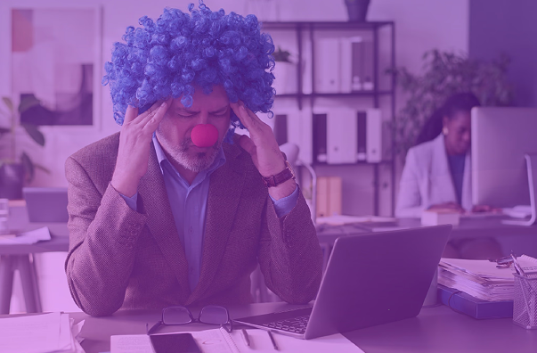 Hombre con peluca azul y nariz de payaso en una oficina, mostrando frustración y estrés frente a su computadora. La imagen, con un filtro morado, ilustra metafóricamente los errores comunes en la contabilidad y administración de propiedad horizontal que afectan la transparencia financiera.